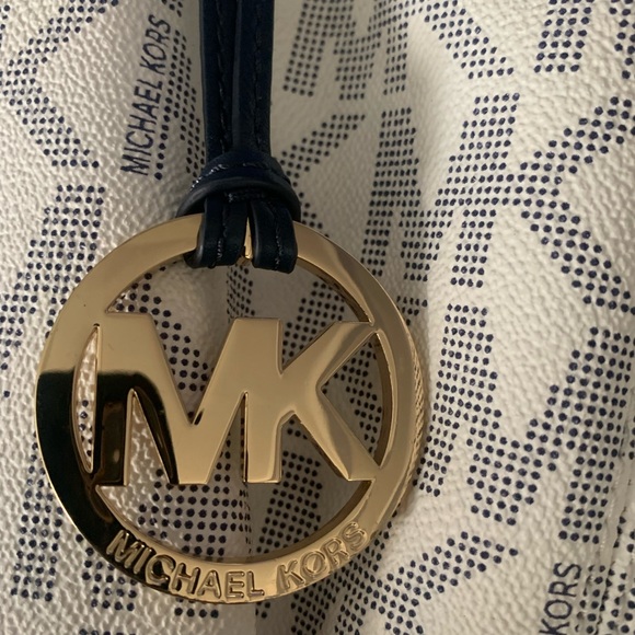 Michael Kors Large Jet Set Gathered Tote - Picture 4 of 11